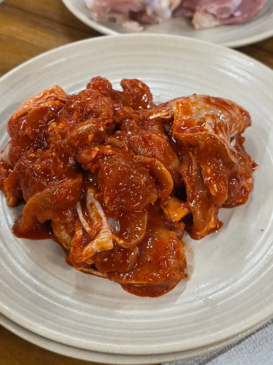 셀프바에서 가져온 고추장 양념 닭갈비