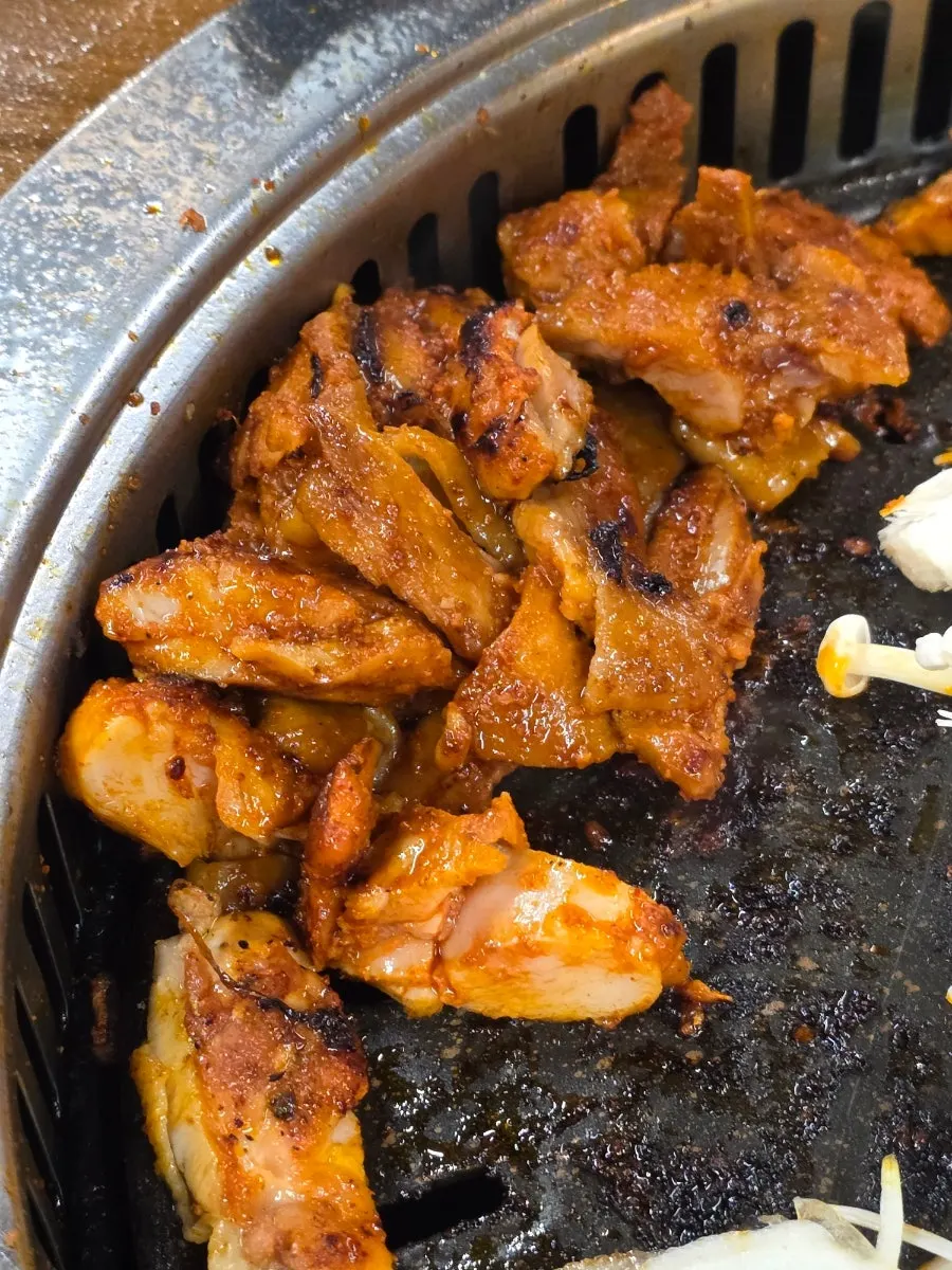 불판에서 익어가는 고추장 닭갈비