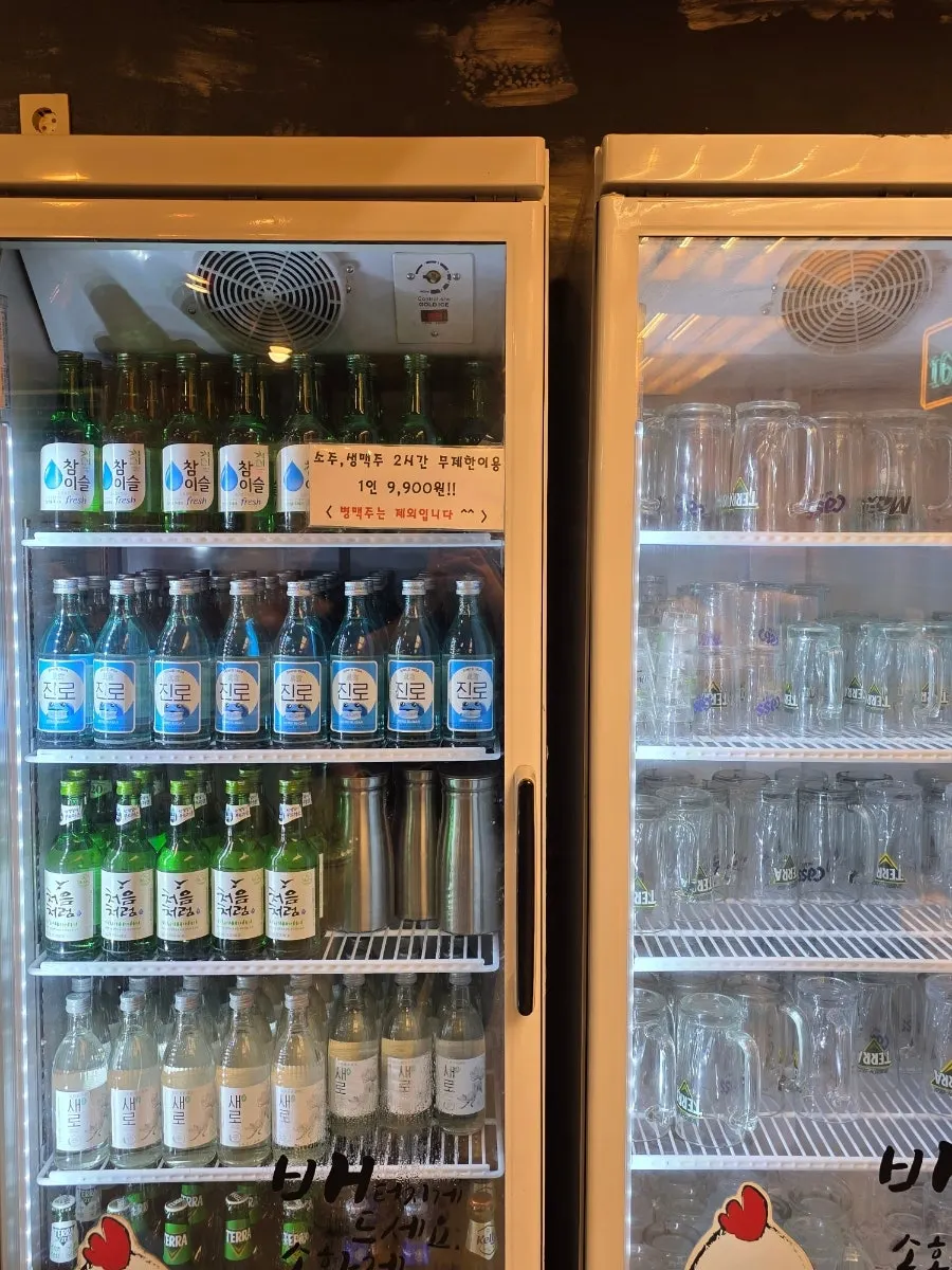 셀프 생맥주 기계와 차가운 맥주잔