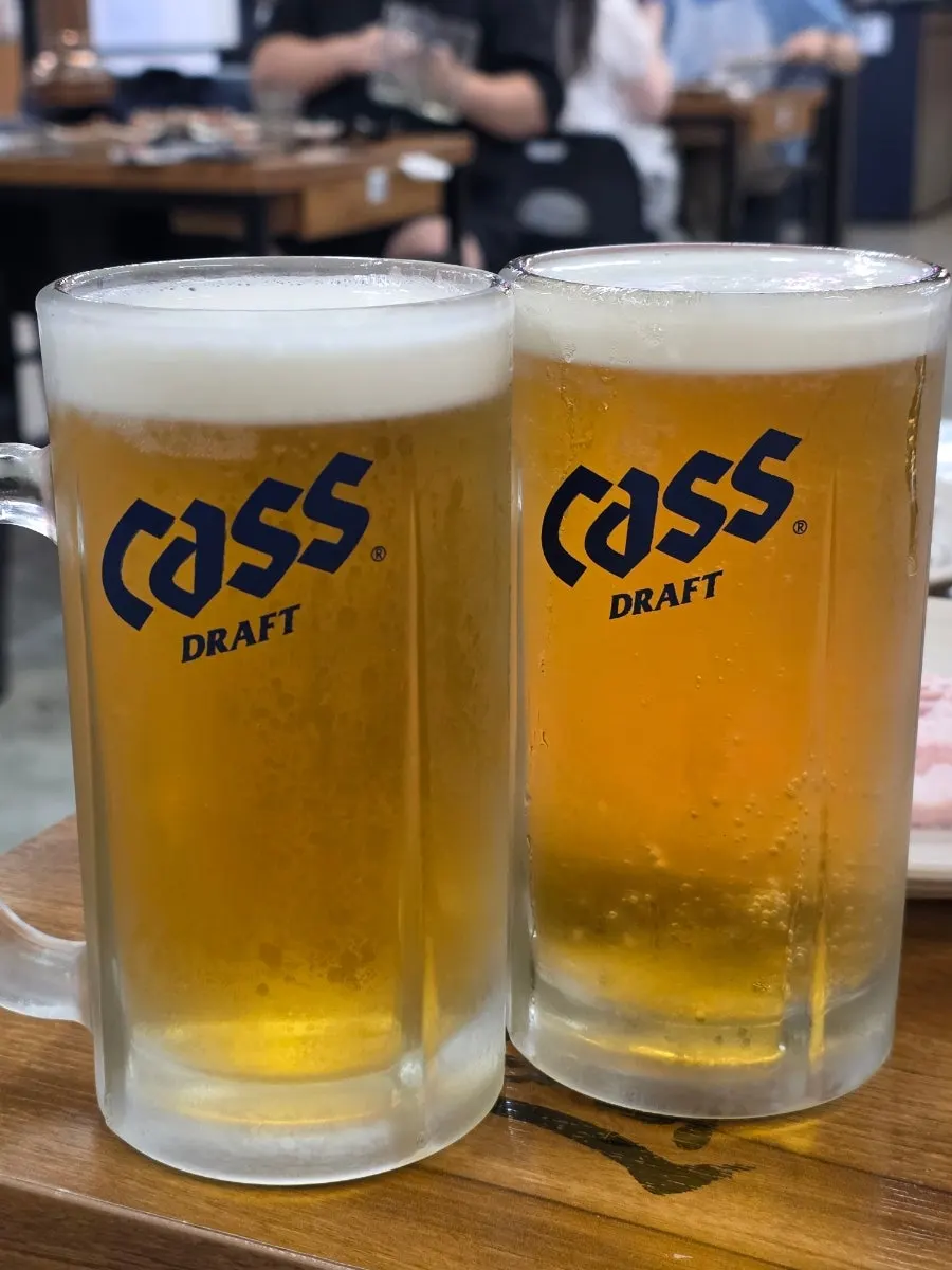 거품이 부드럽게 올라온 생맥주 한 잔