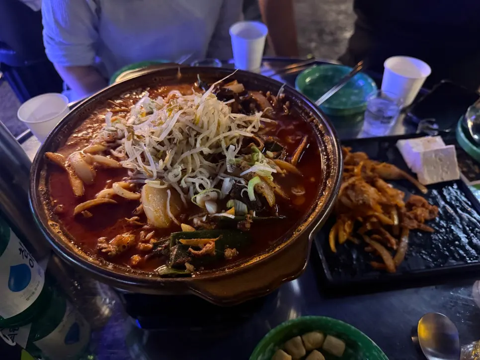 면과 숙주가 들어간 짬뽕탕
