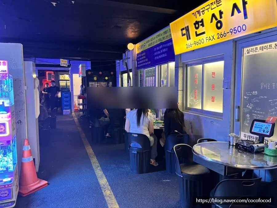 Weekend evening scene inside the pocha