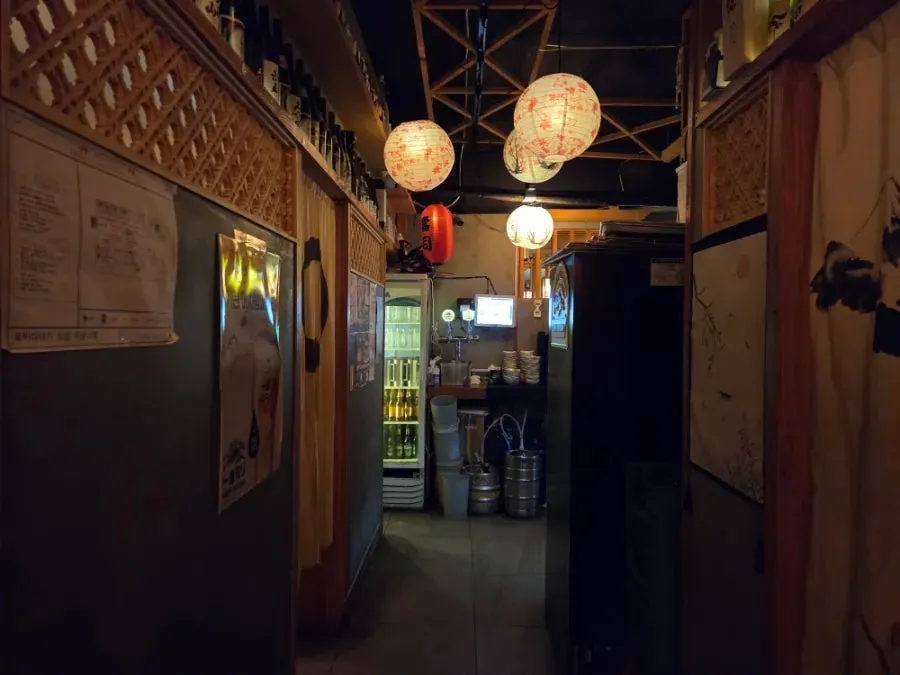 벽면 메뉴와 포스터가 있는 매장 내부
