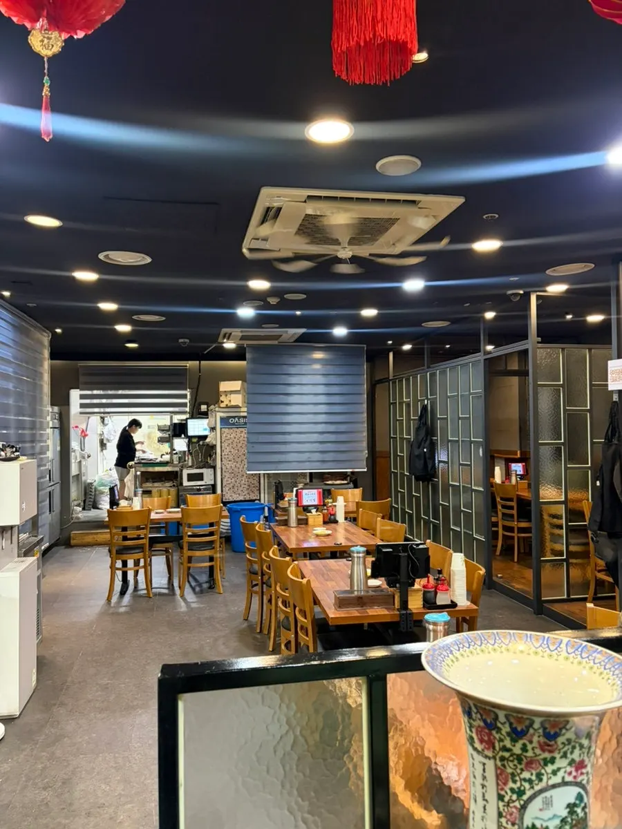 Interior view of the Chinese restaurant that fits group seating