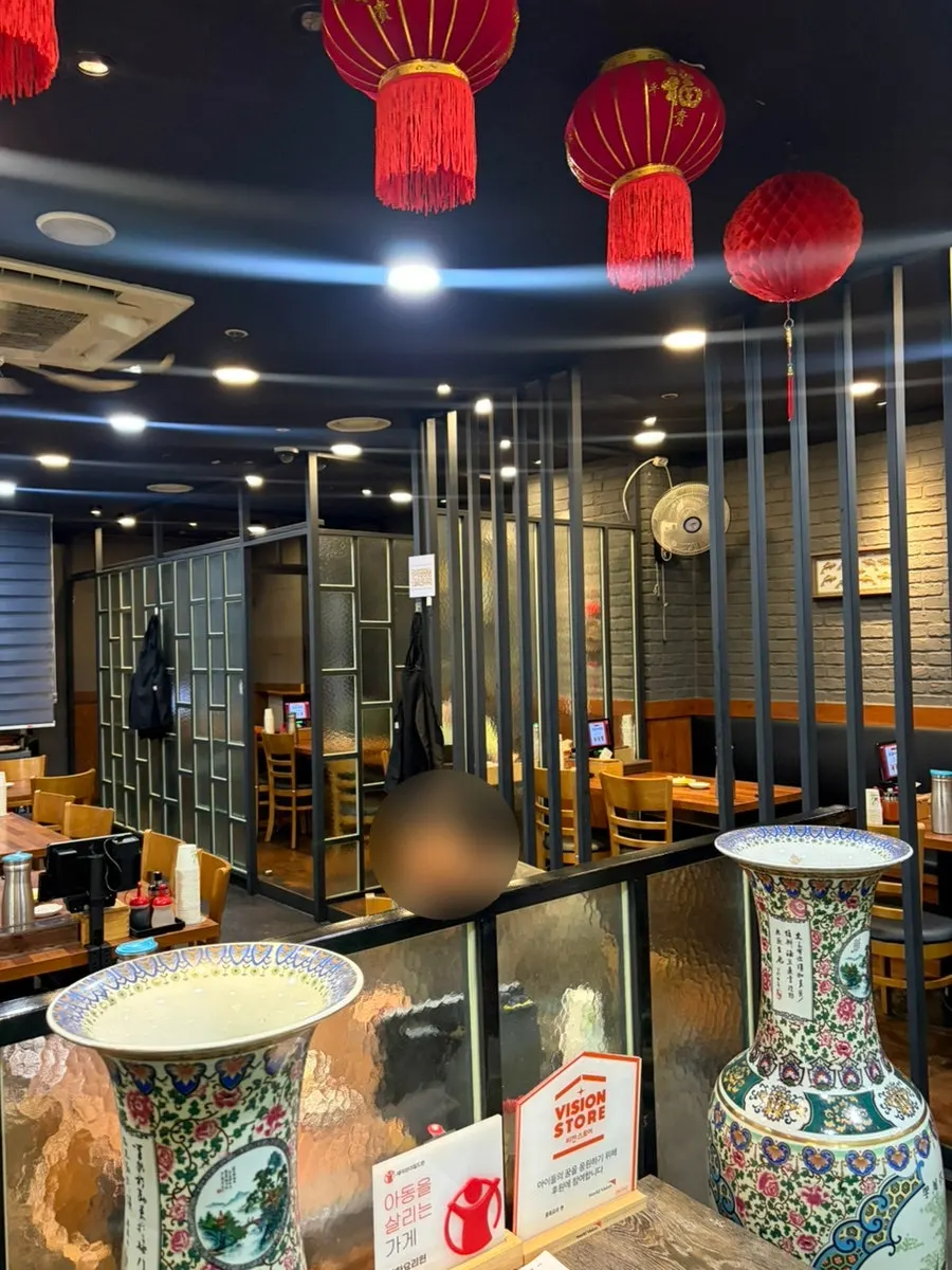 Room-style seating at Junghwa Yori Hyeon
