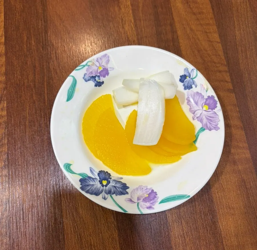 Danmuji and condiments set on the table