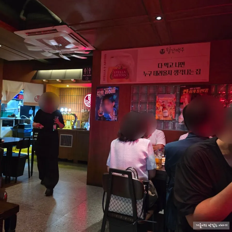 조명이 어두운 월간맥주 넓은 홀과 테이블