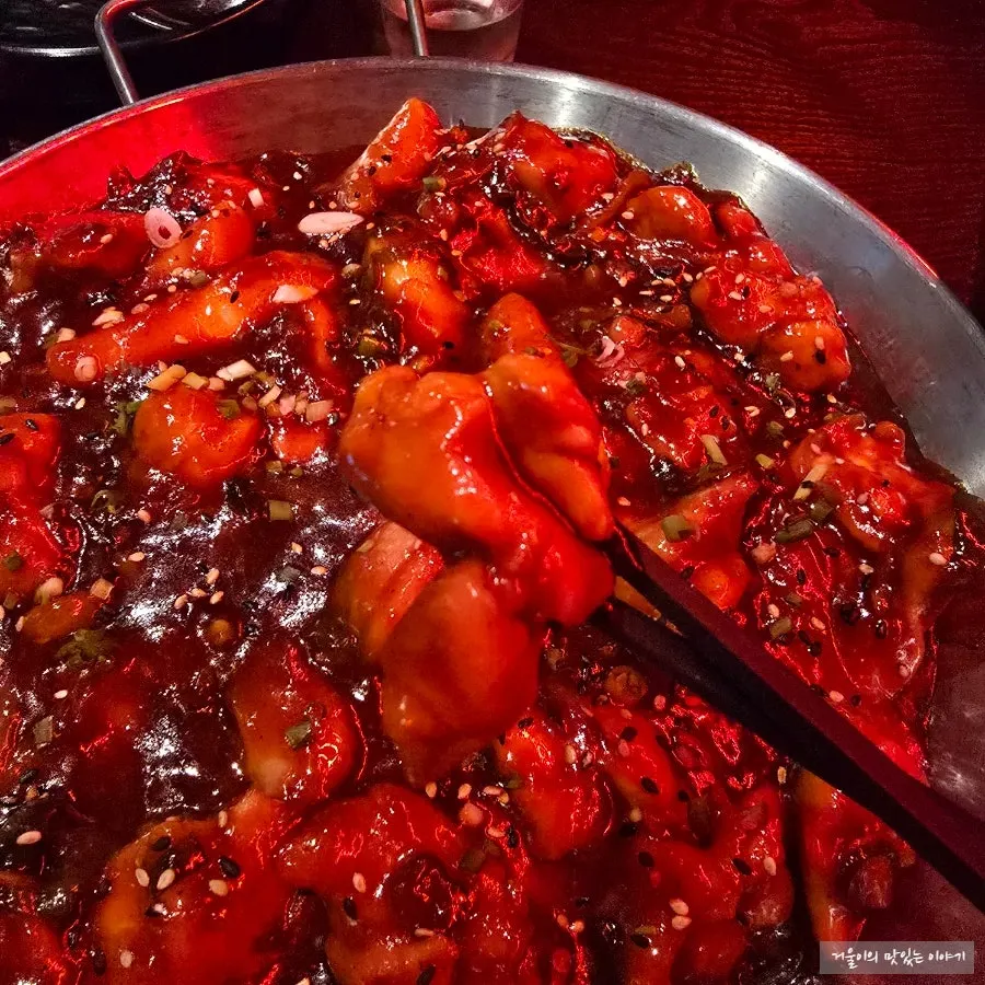 양념이 자작한 팬에 담긴 숯불바베큐 닭고기