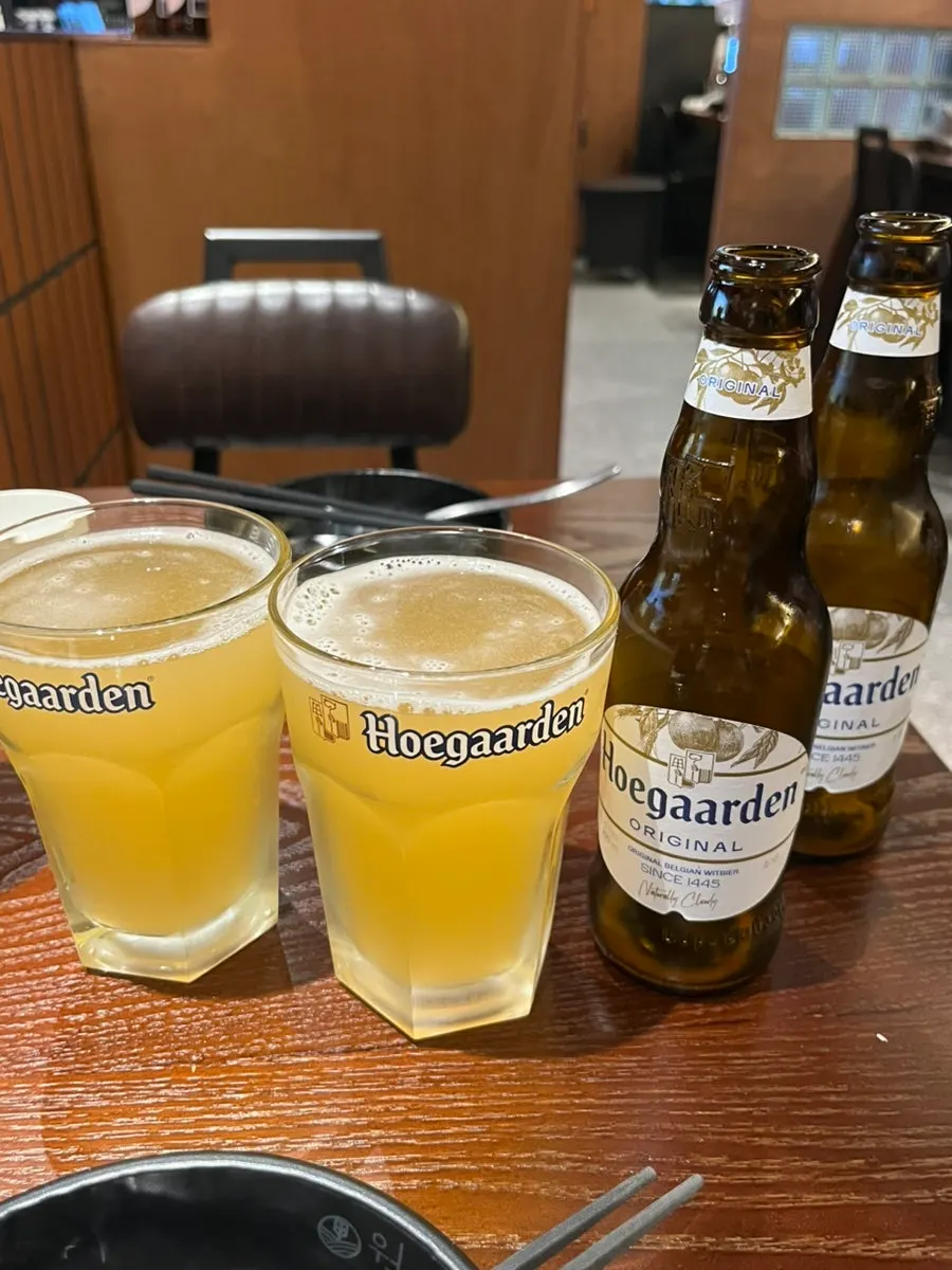 잔에 따른 호가든 병맥주