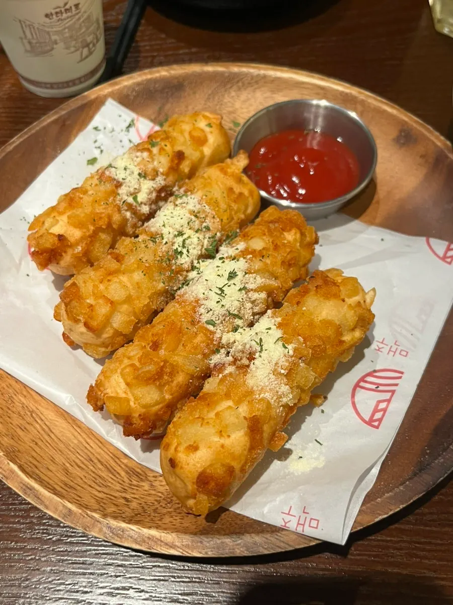 테이블에 놓인 호가든 병맥주와 기본 안주