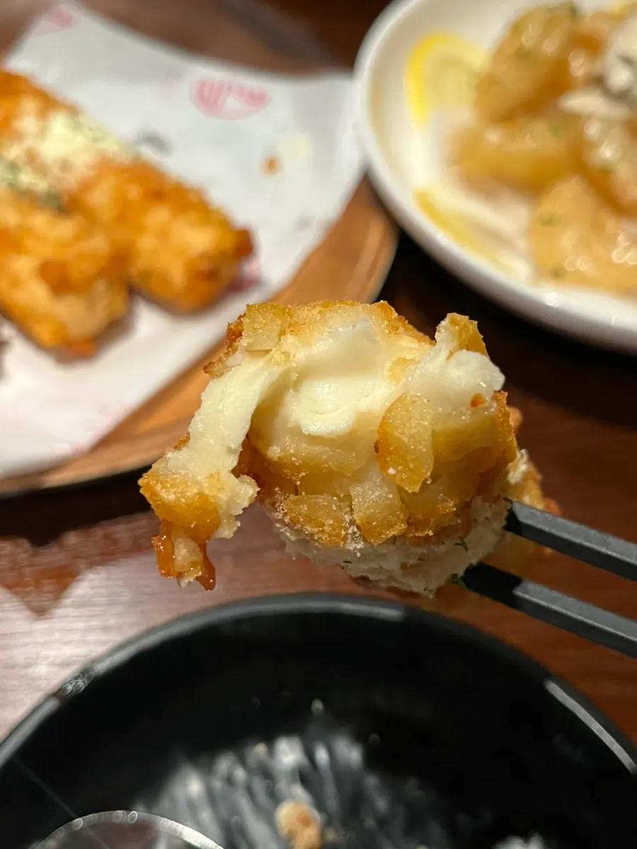 시즈닝이 뿌려진 바삭한 포테이토 치즈스틱