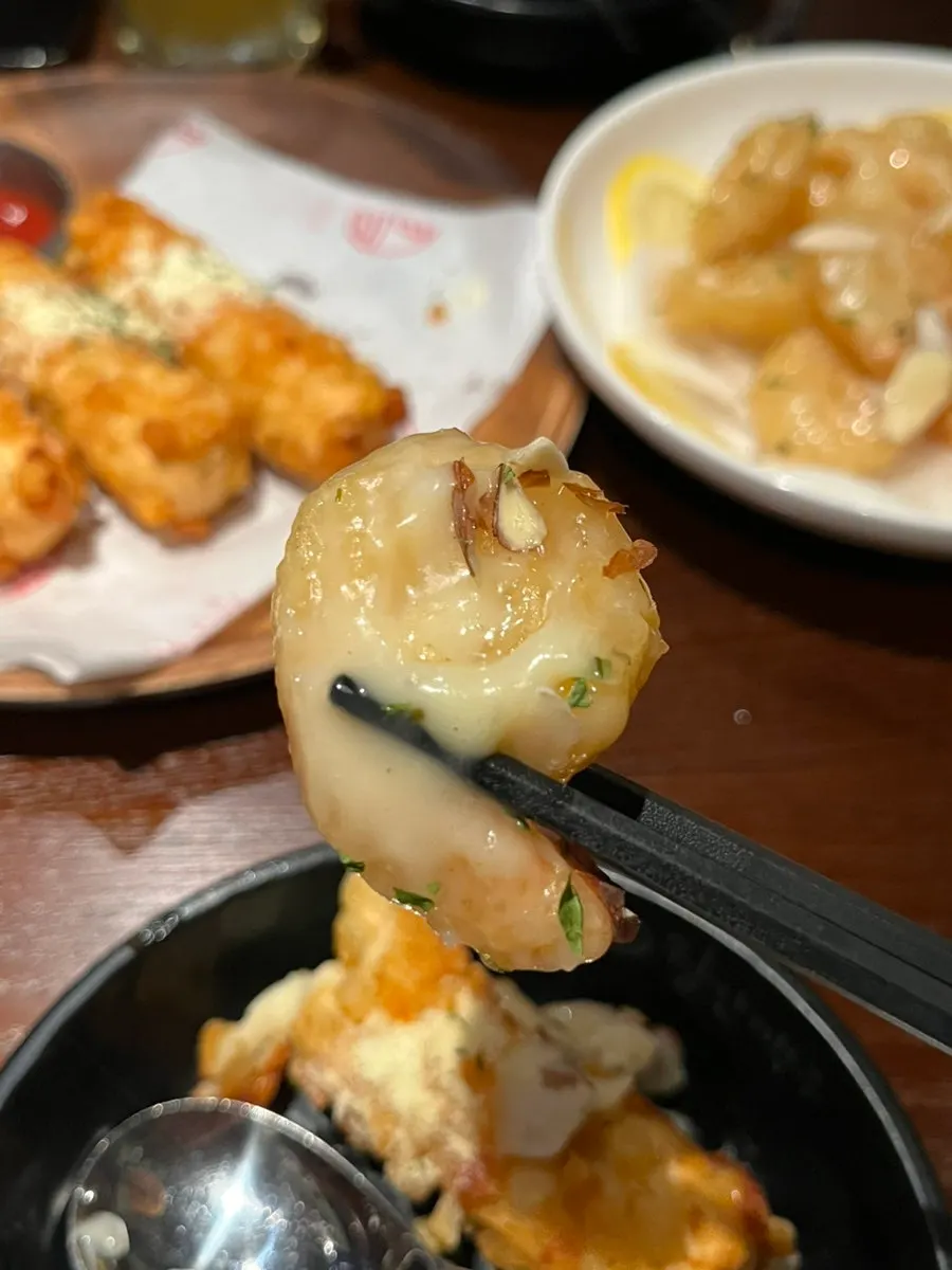알새우칩이 깔린 레몬크림새우