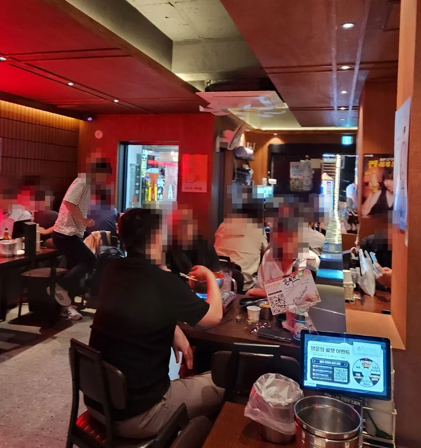 Interior atmosphere of Monthly Beer seen from the draft bar
