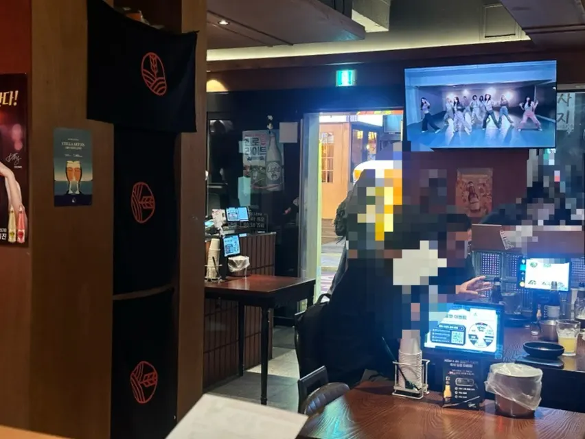4인석 테이블이 놓인 월간맥주 내부