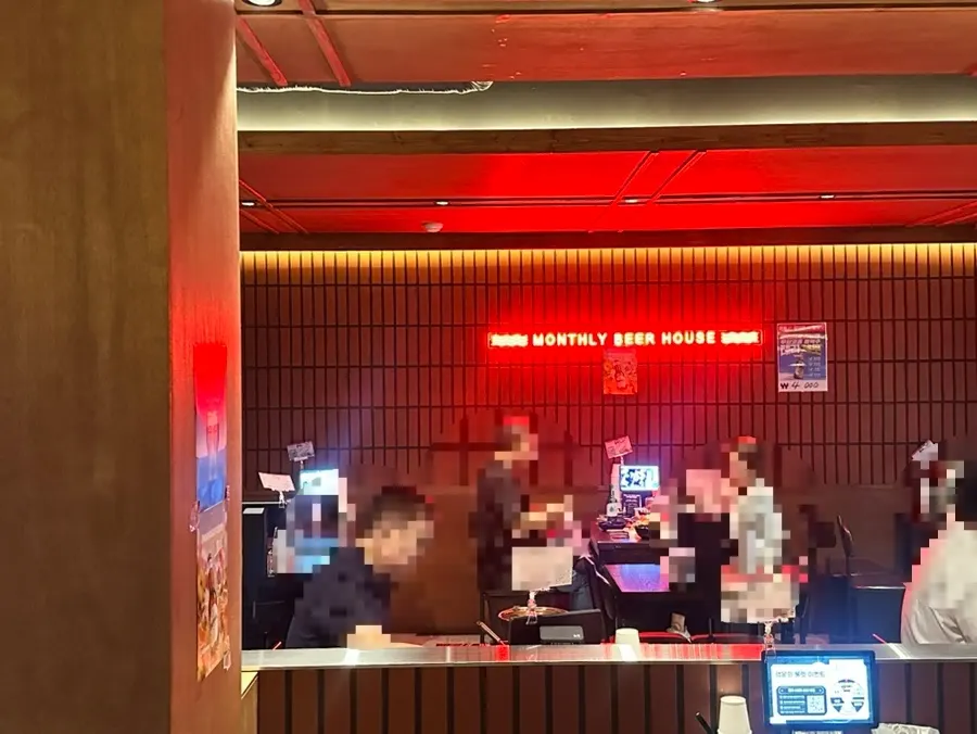 2인석 테이블이 있는 매장 내부