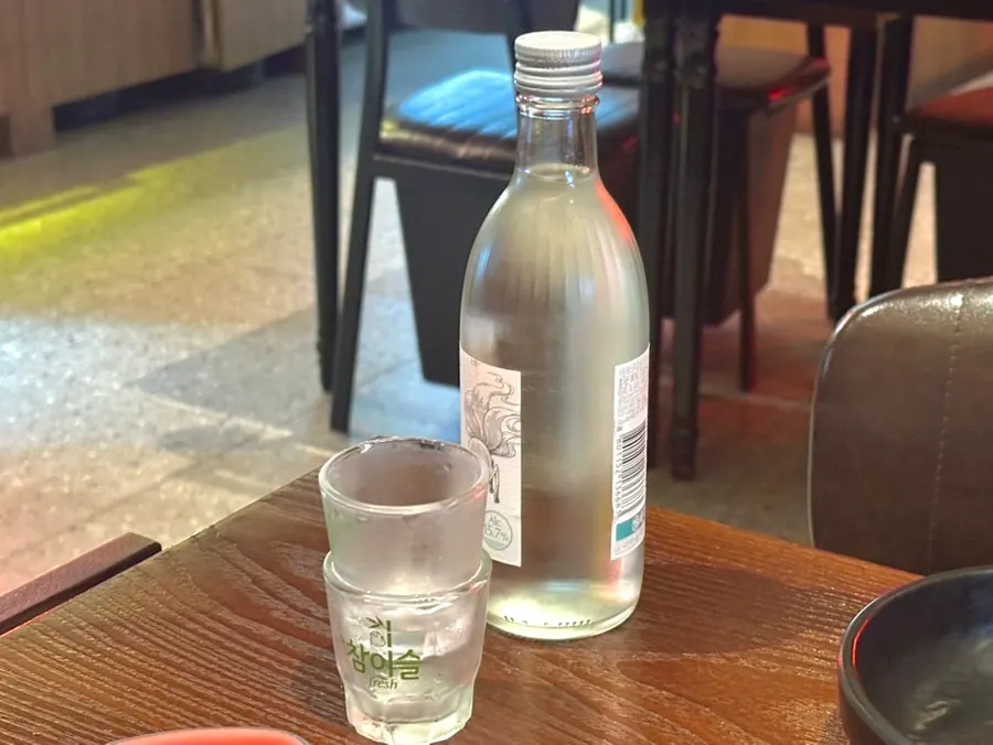 크리미한 거품이 올라간 생맥주 잔