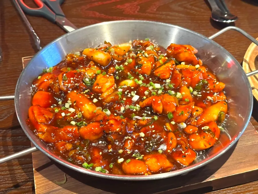 치즈스틱을 잘라주는 모습