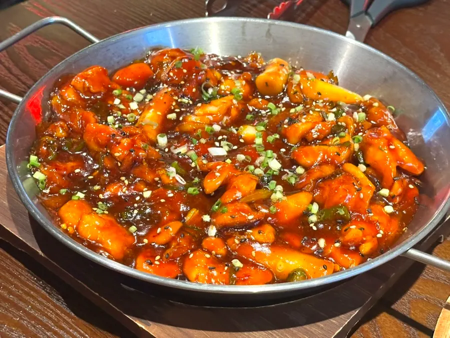 닭다리살과 떡이 들어간 숯불양념치킨