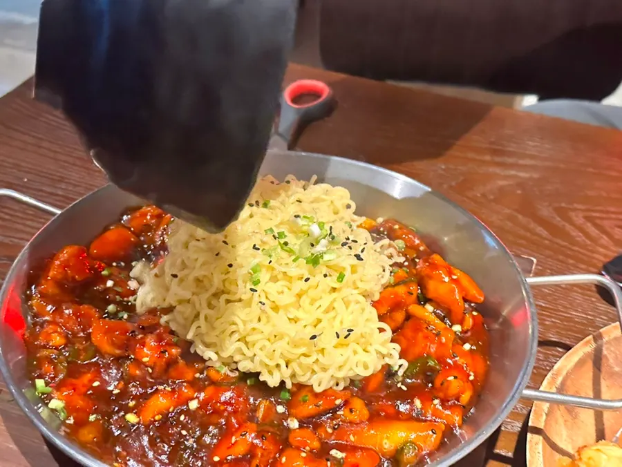 찬물에 식혀 나온 라면사리 접시