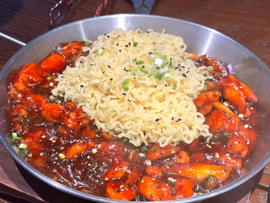 치킨 위에 올린 라면사리
