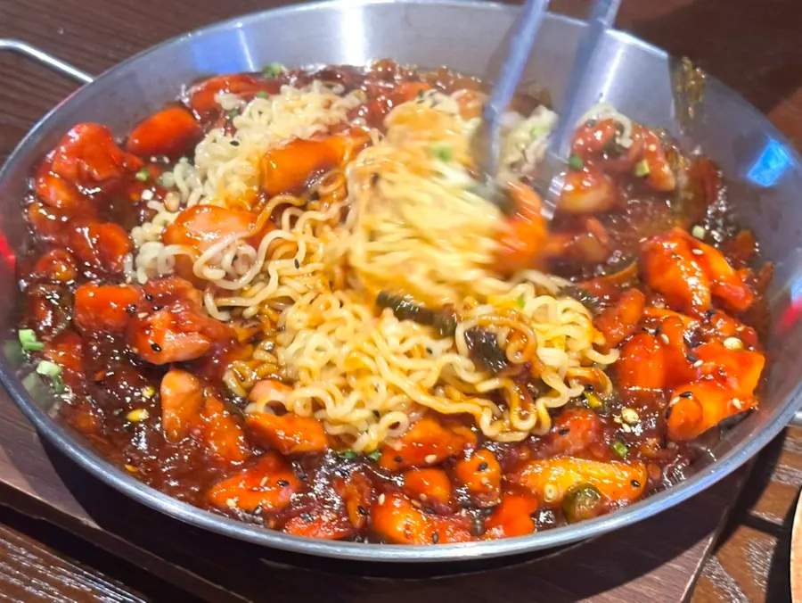 양념에 비빈 숯불치킨과 라면사리