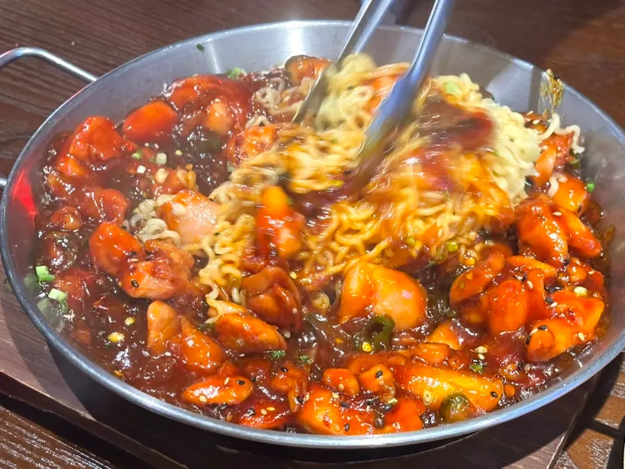 비벼 먹기 좋게 섞은 치킨 사리