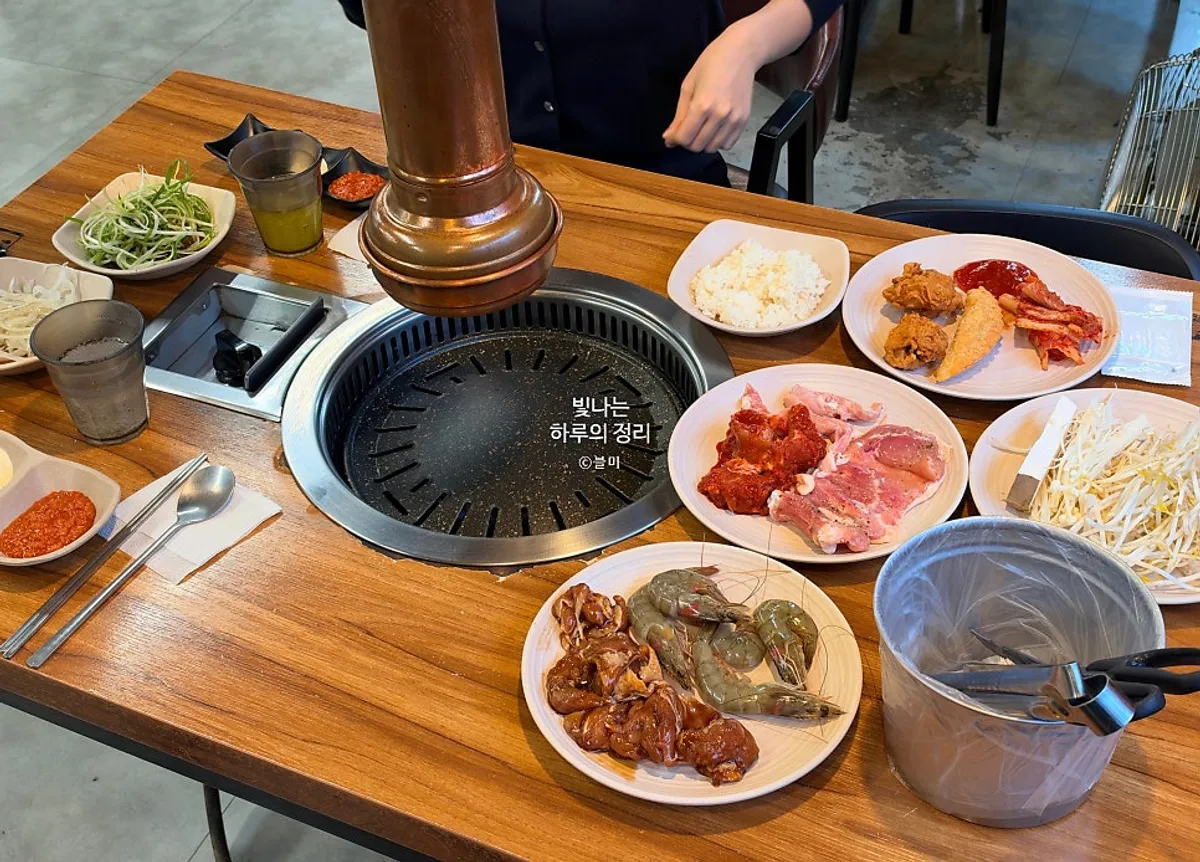 음료 디스펜서와 주류 프리패스 안내가 있는 셀프바