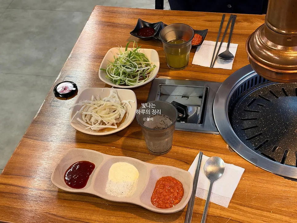 푸짐하게 차린 무한리필 상차림