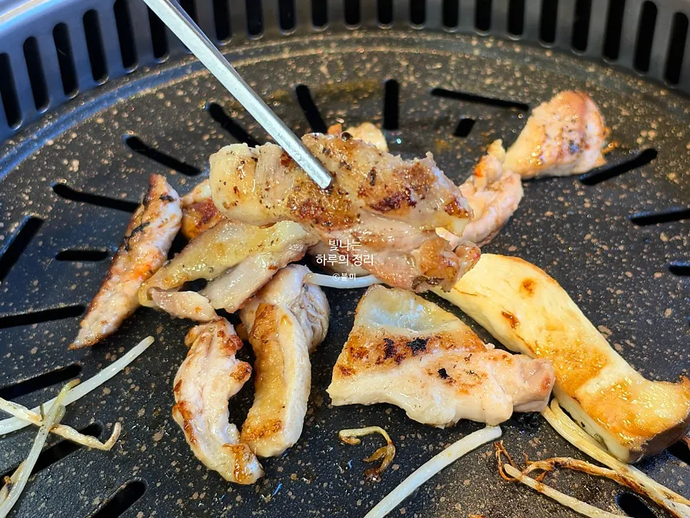 양념 소스에 찍어 먹는 후라이드 치킨