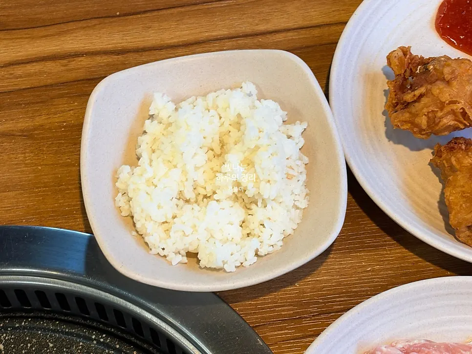 잘라서 익힌 닭목살 조각