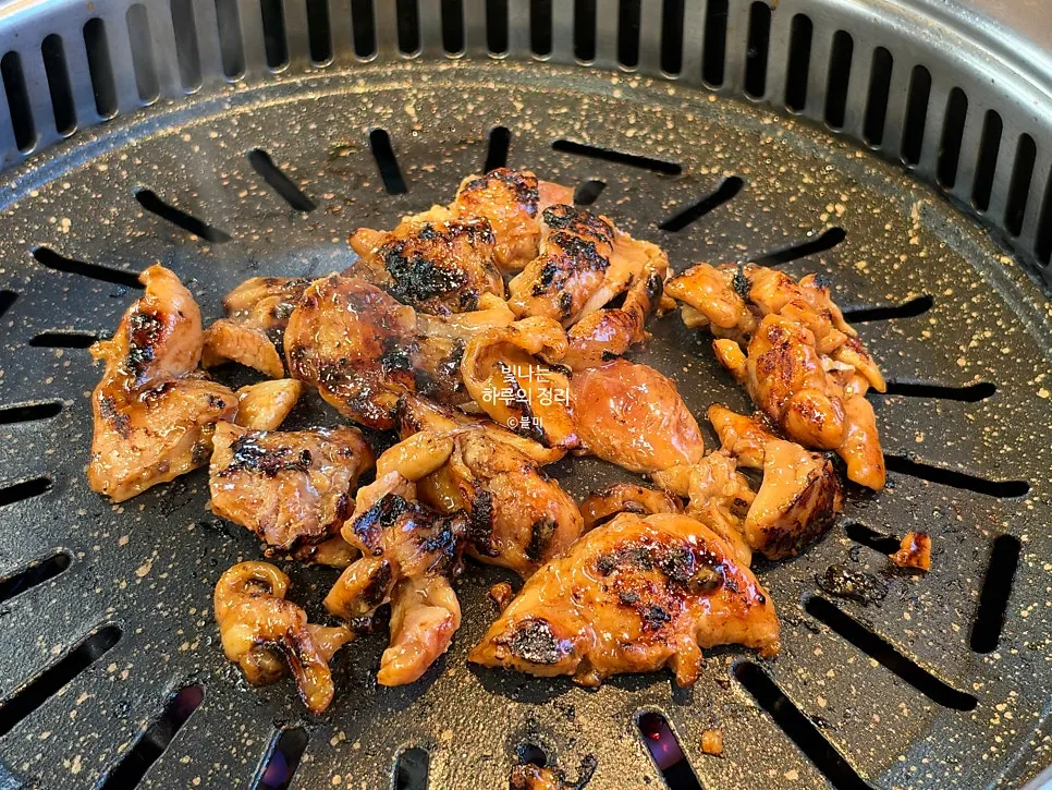 불판에서 지글지글 구워지는 간장양념 닭갈비