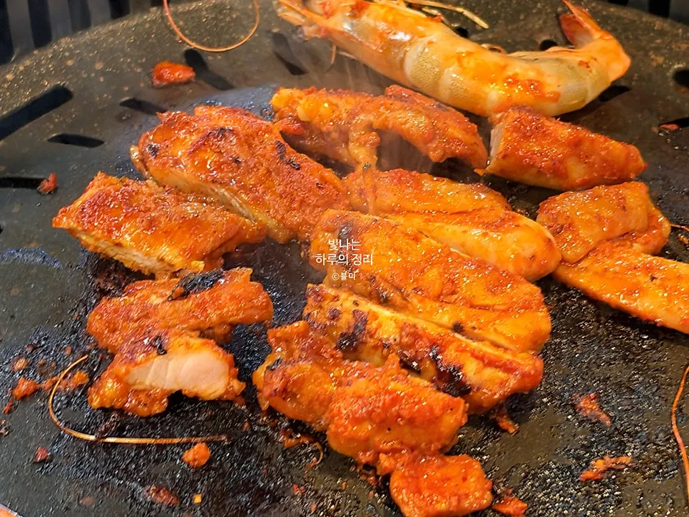 불판 가장자리에서 익어가는 새우