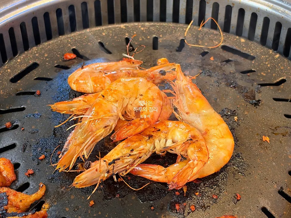 매콤하게 익은 고추장양념 닭갈비