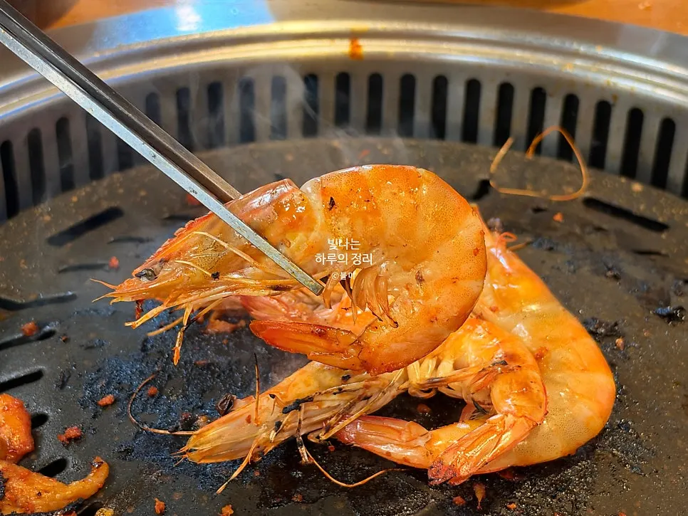 붉게 익은 새우와 고추장양념 고기