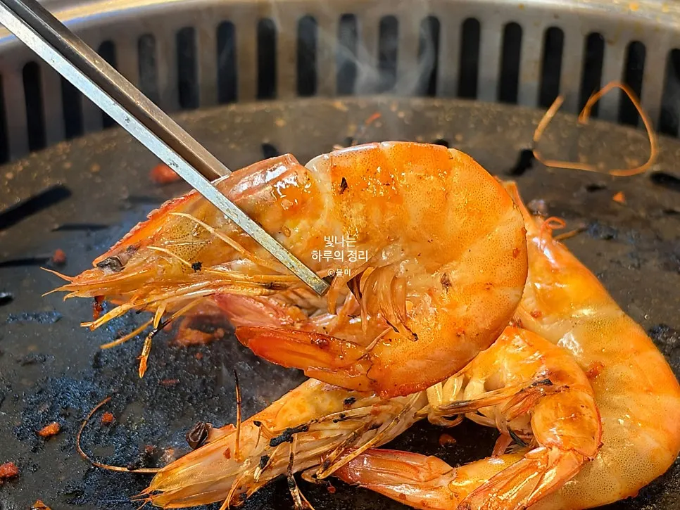 껍질 벗긴 새우와 닭갈비 한 점