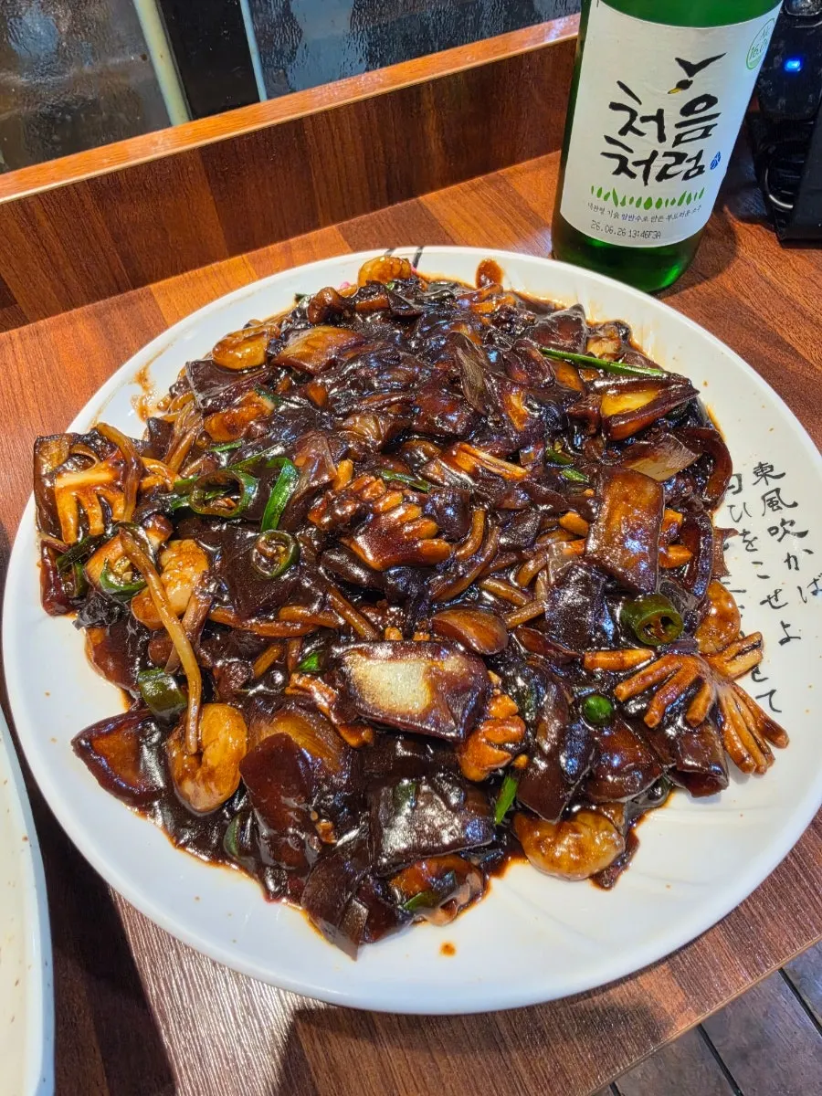 한 상 차려진 불짜장과 탕수육 사진