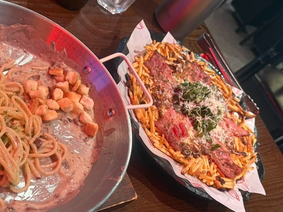 치킨 피자 파스타가 실린 메뉴판 페이지
