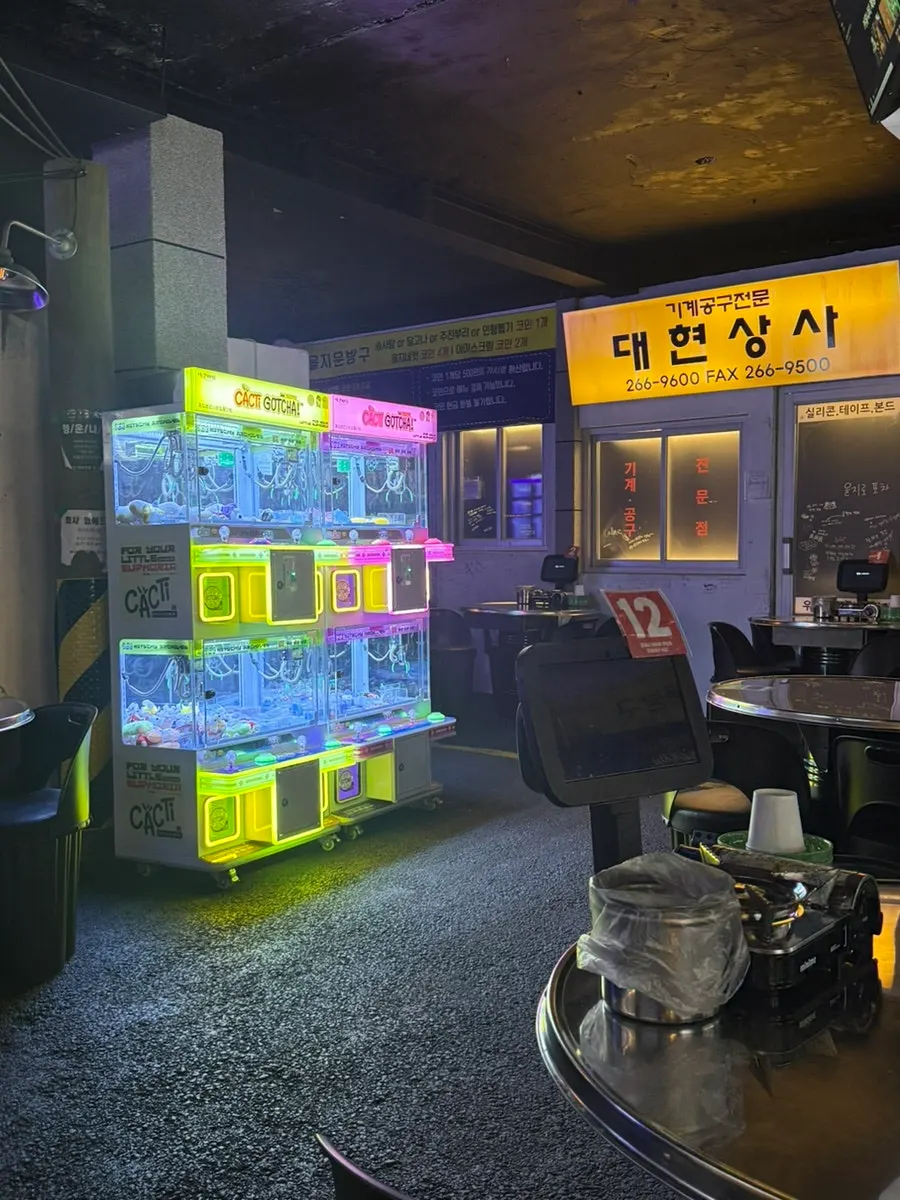 레트로 인테리어의 포차 테이블 좌석