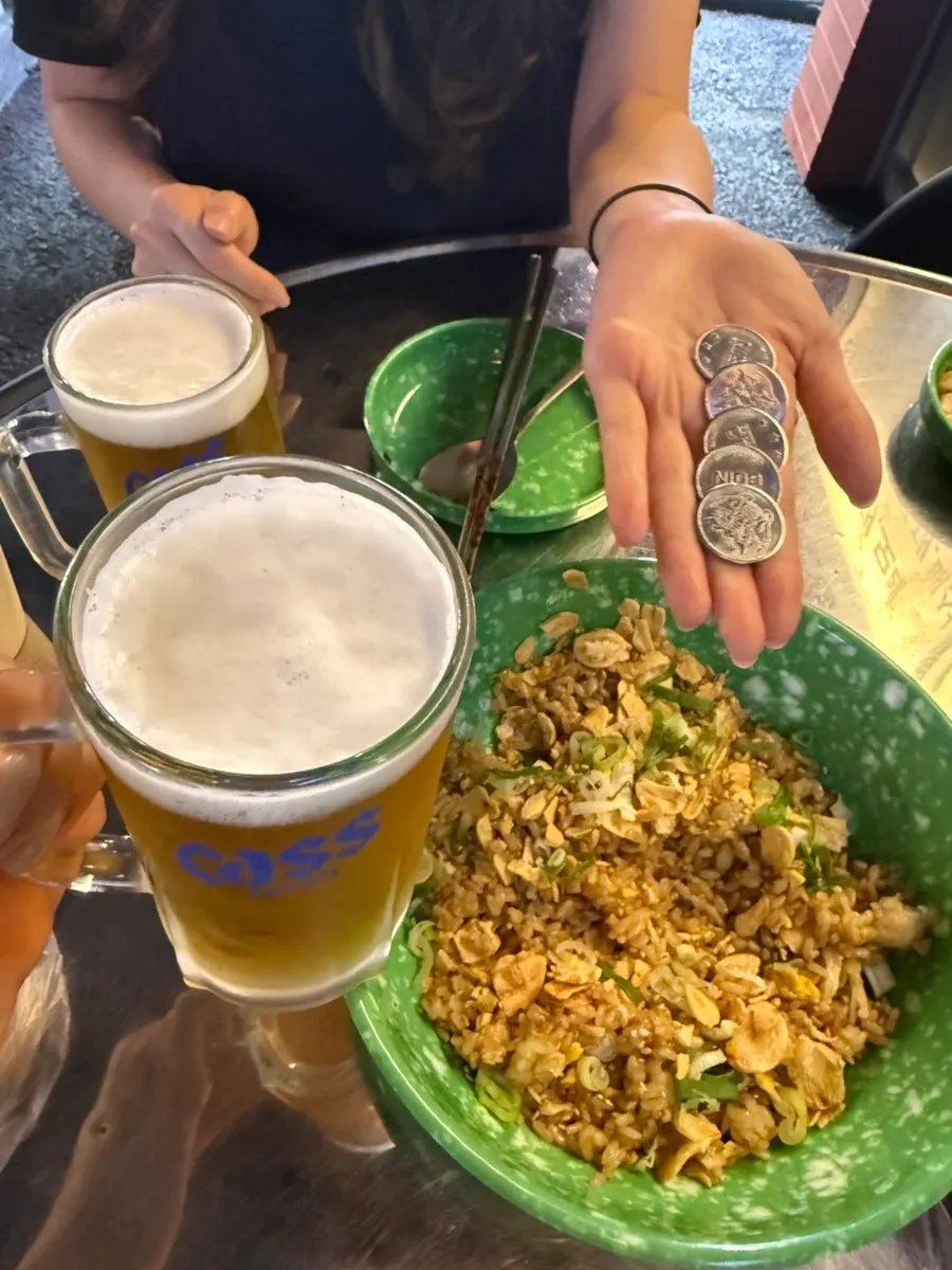 생맥주와 안주가 놓인 포차 테이블
