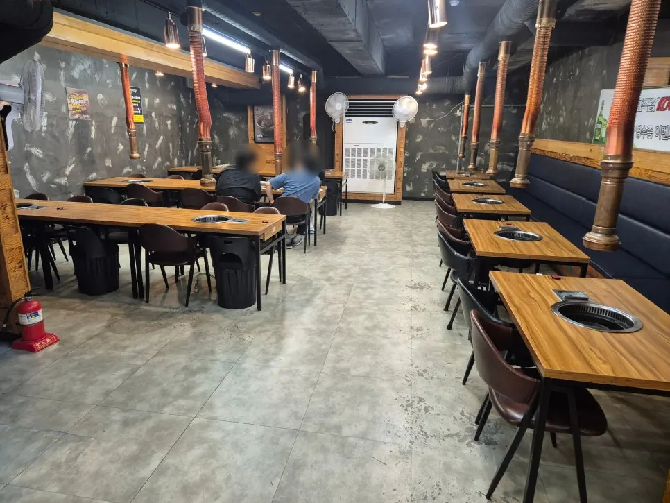 손님이 들어찬 박정미 닭갈비 3층 홀 좌석