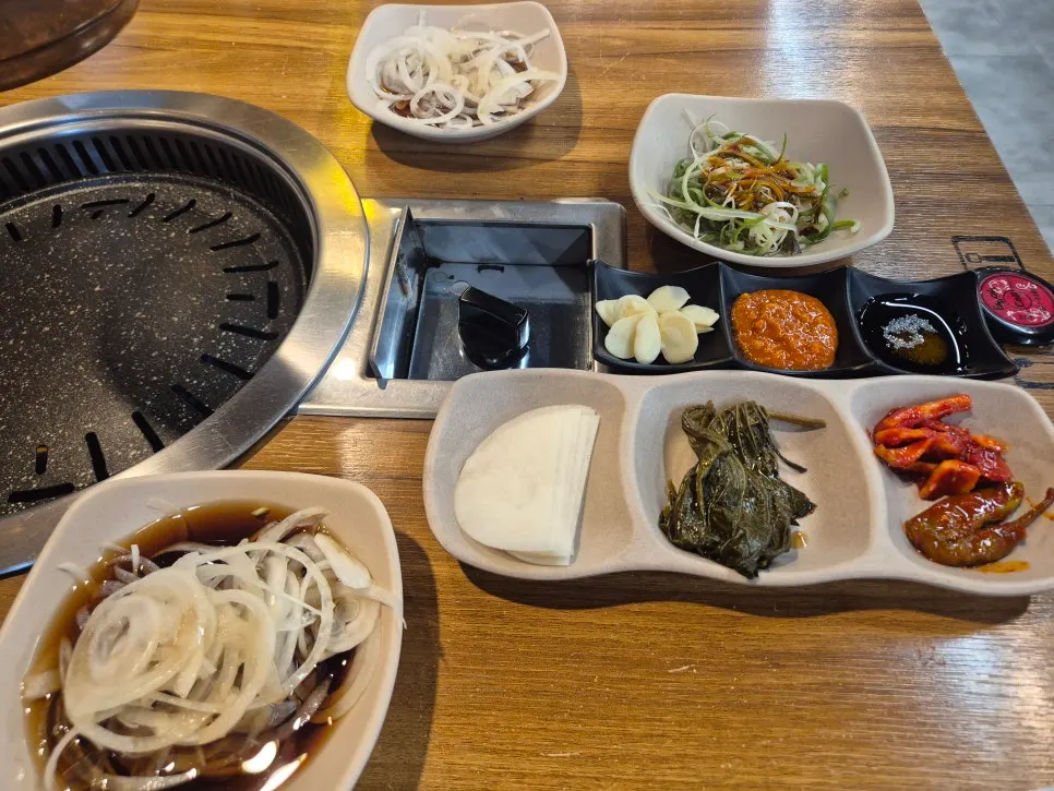 고기를 굽기 전 기름 불판