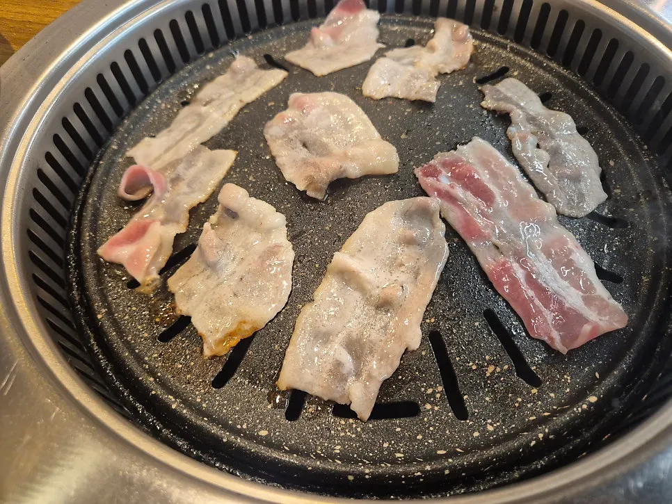 불판에 올린 대패삼겹살