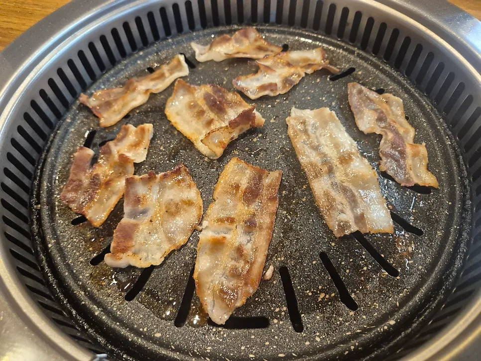 노릇하게 구워지는 대패삼겹살