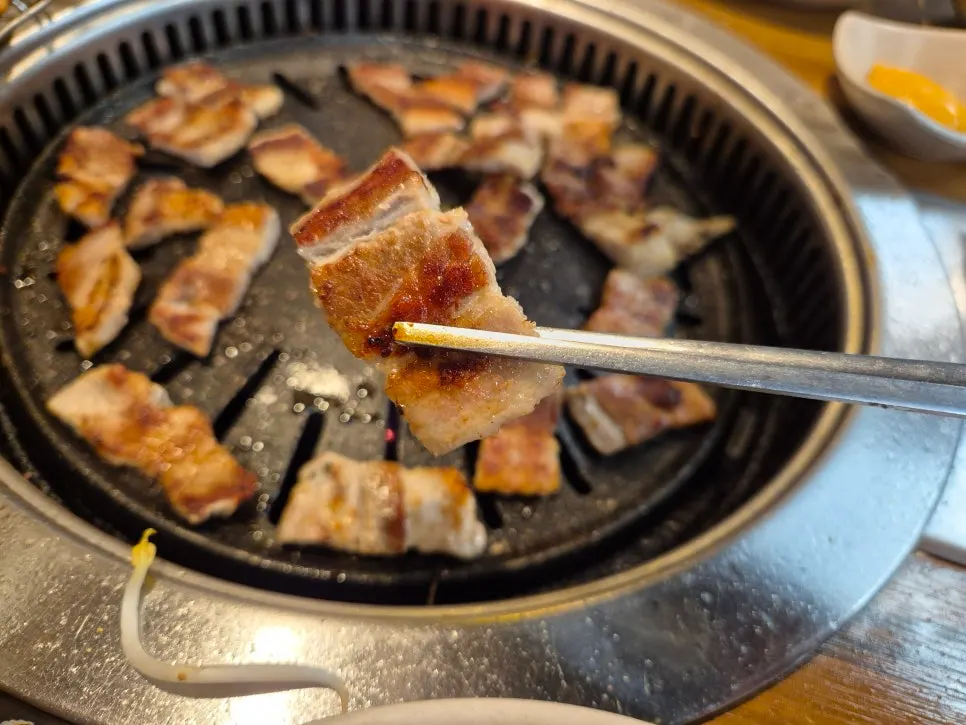 불판에서 굽는 삼겹살