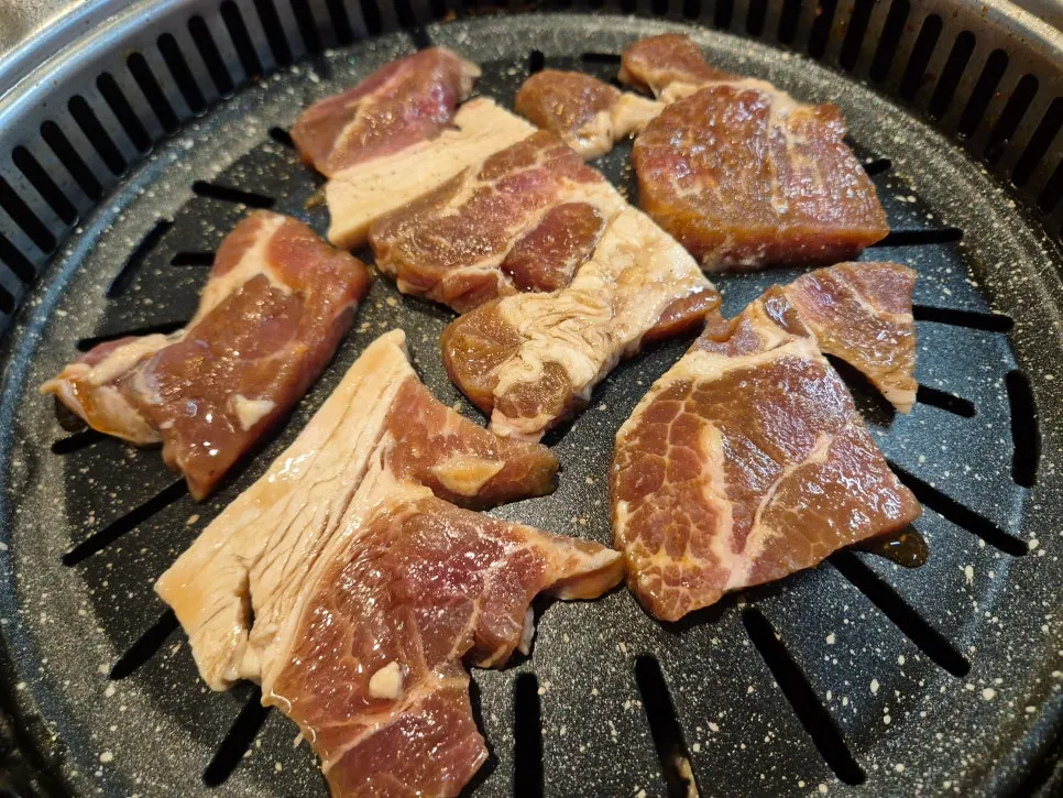 돼지갈비와 함께 가져온 공기밥