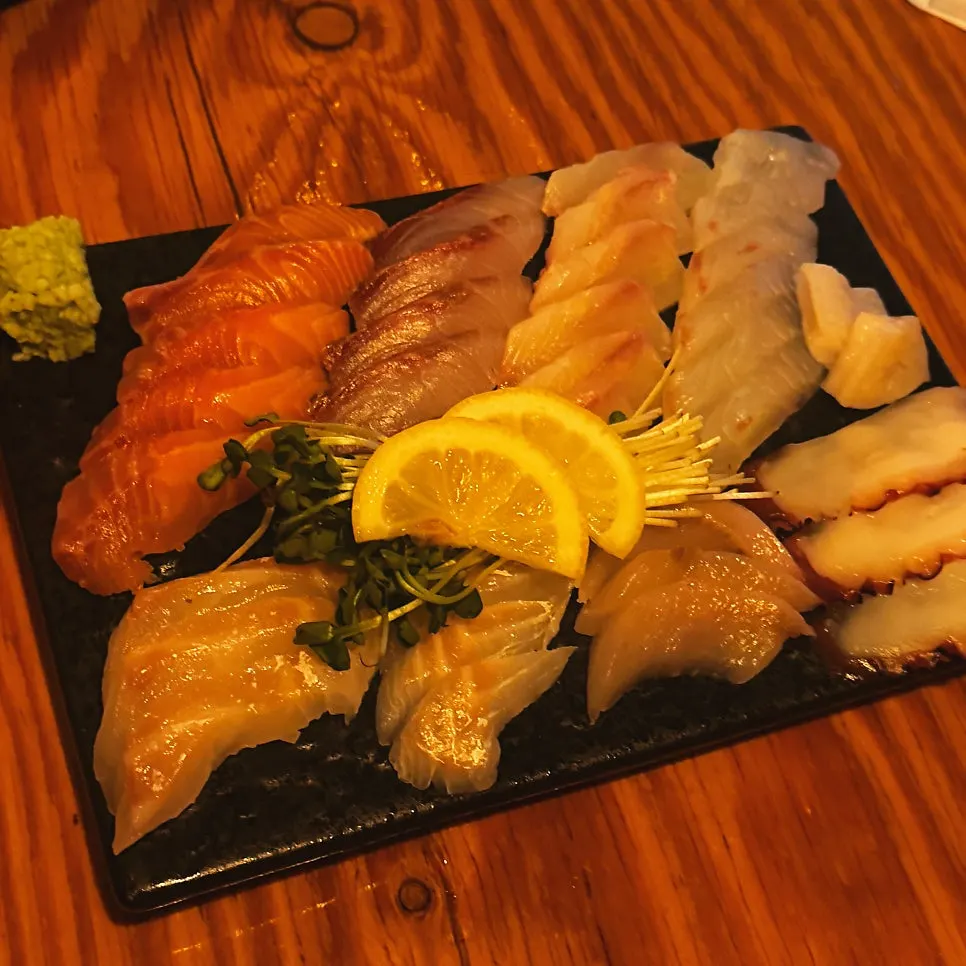 The smallest size of the aged sashimi platter
