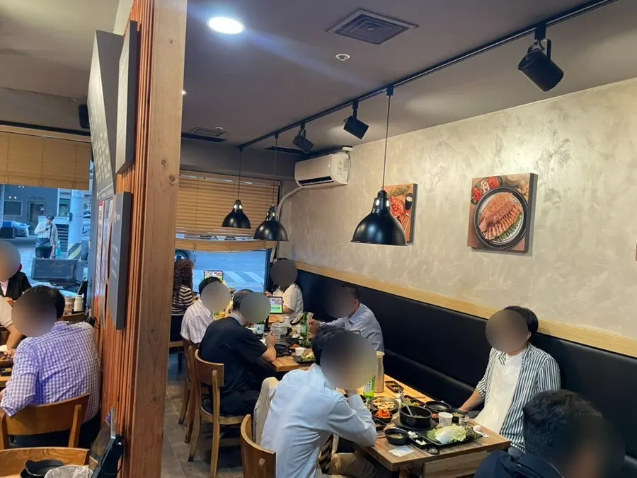 우드톤 인테리어의 매장 내부 테이블