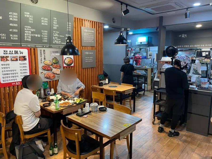 안쪽까지 이어진 매장 좌석