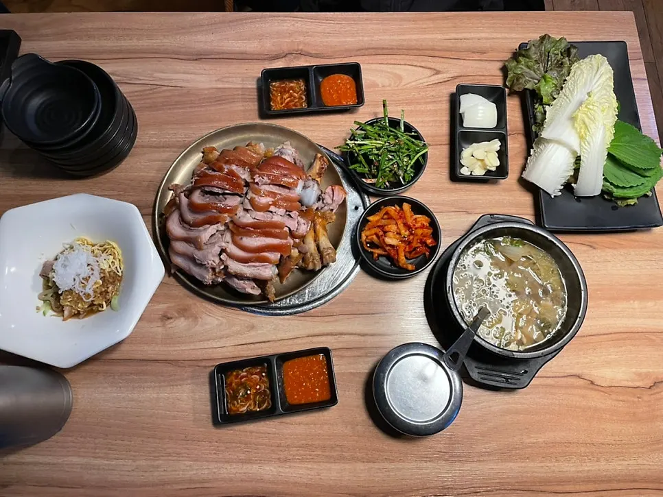 테이블 태블릿 주문 화면과 이벤트 안내