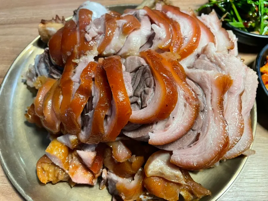 족발과 반찬이 차려진 한상 차림